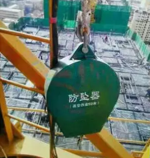 塔吊安全防墜器重達60斤，怎么輕松懸掛到塔吊上