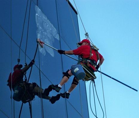 寫字樓玻璃清潔作業(yè)防墜器的應(yīng)用